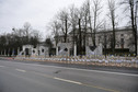 Instalacja złożona z krzyży przed rosyjską ambasadą w Warszawie