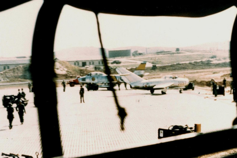 MiG-15 (po prawej) stoi obok F-86 w bazie sił powietrznych Kimpo
