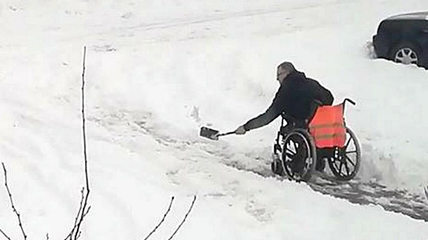 Mężczyzna na wózku musiał odśnieżać