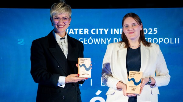 Nagrodę dla Wrocławia odebrała Katarzyna Szymczak-Pomianowska ( z lewej)