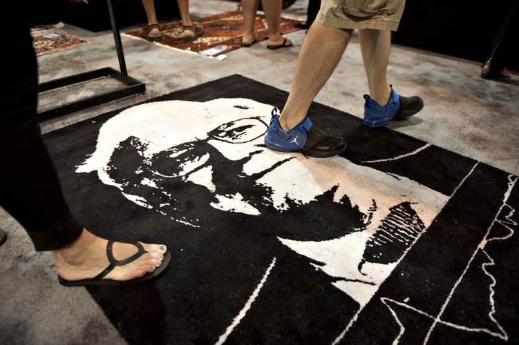 Uczestnicy zjazdu akcjonariuszy Berkshire Hathaway chodzą po dywanie z podobizną Warrena Buffeta. Firma Shaw Industries Group należąca do Berkshire jest największym na świecie producentem dywanów.