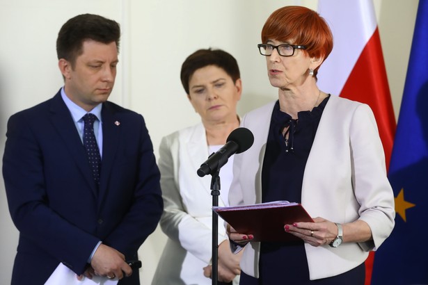 Wicepremier Beata Szydło, szef KPRM Michał Dworczyk i minister rodziny, pracy i polityki społecznej Elżbieta Rafalska podczas konferencji prasowej w Centrum Partnerstwa Społecznego „Dialog” w Warszawie