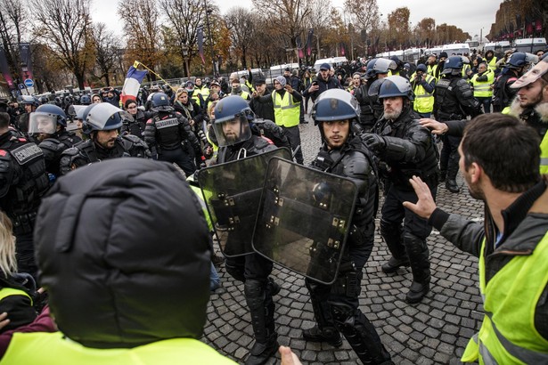 Policja i protestujący we Francji, tzw. "żółte kamizelki". Fot. EPA/CHRISTOPHE PETIT TESSON