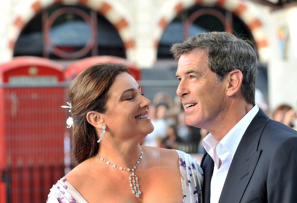 Pierce Brosnan con su esposa Keely Shaye Smith (2008)