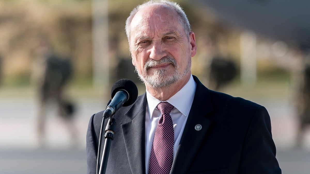 Amber Gold traktował zatrudnienie syna Donalda Tuska jako piorunochron, ochronę - ocenił szef MON Antoni Macierewicz, odnosząc się do opublikowanych tego dnia fragmentów stenogramów ze sprawy Amber Gold, które mają ukazać się w tygodniku "wSieci".