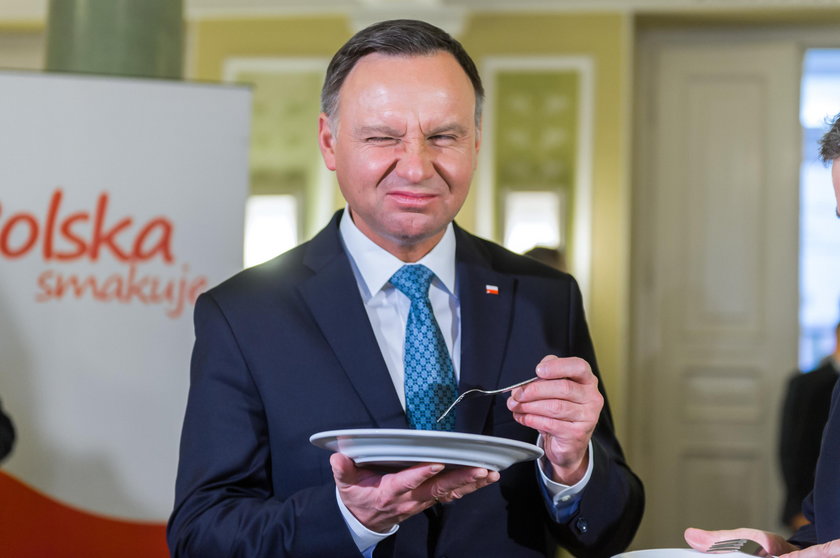 Prezydent Duda pałaszuje mięso w słusznej sprawie