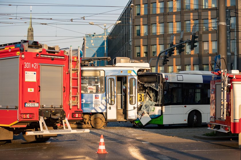 Wypadek w Szczecinie. Autobus zderzył się z tramwajem. Są ranni