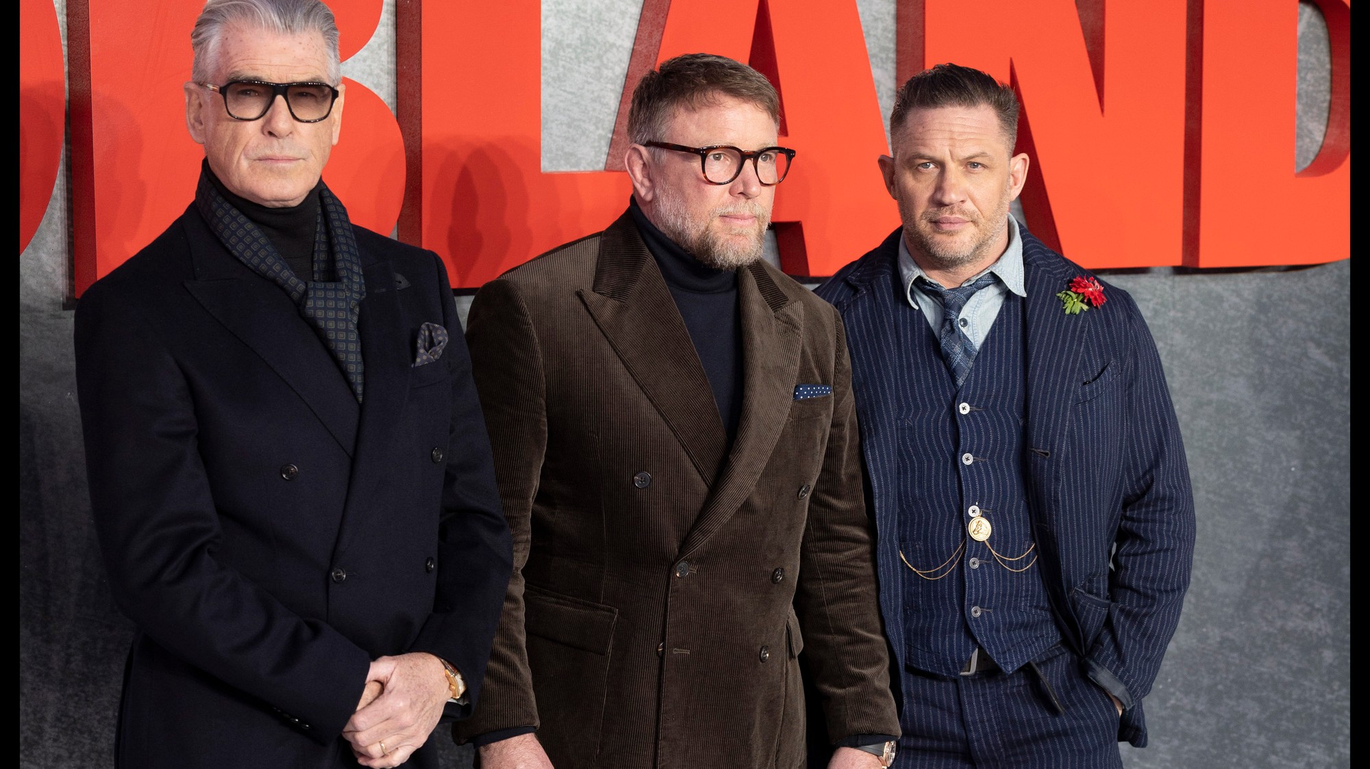 Medzi najlepšími seriálmi je aj Mobland, v ktorom si zahrali Pierce Brosnan a Tom Hardy.