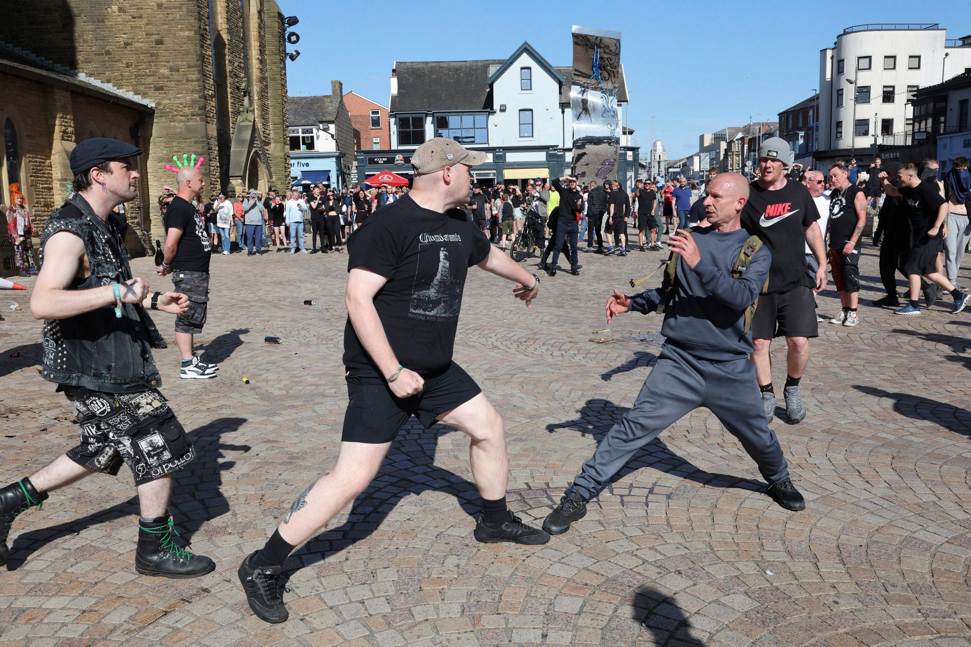 Krajná pravica v Británii pokračuje v protestoch.