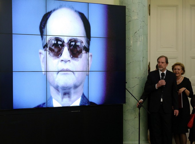 Fotograf Chris Niedenthal prezentuje swoje zdjęcia, podczas uroczystości w Pałacu Prezydenckim w Warszawie