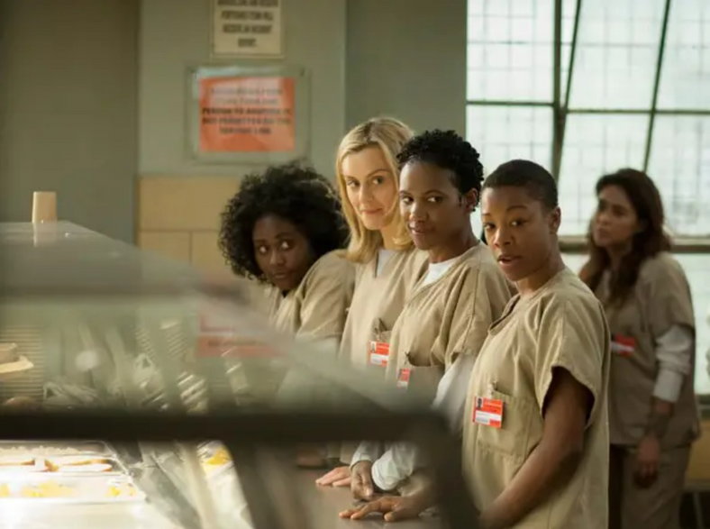 "Orange Is the New Black" był jednym z pierwszych oryginalnych seriali Netfliksa, które zdobyły popularność w czasach, gdy ten serwis przodował w produkcjach telewizyjnych. 