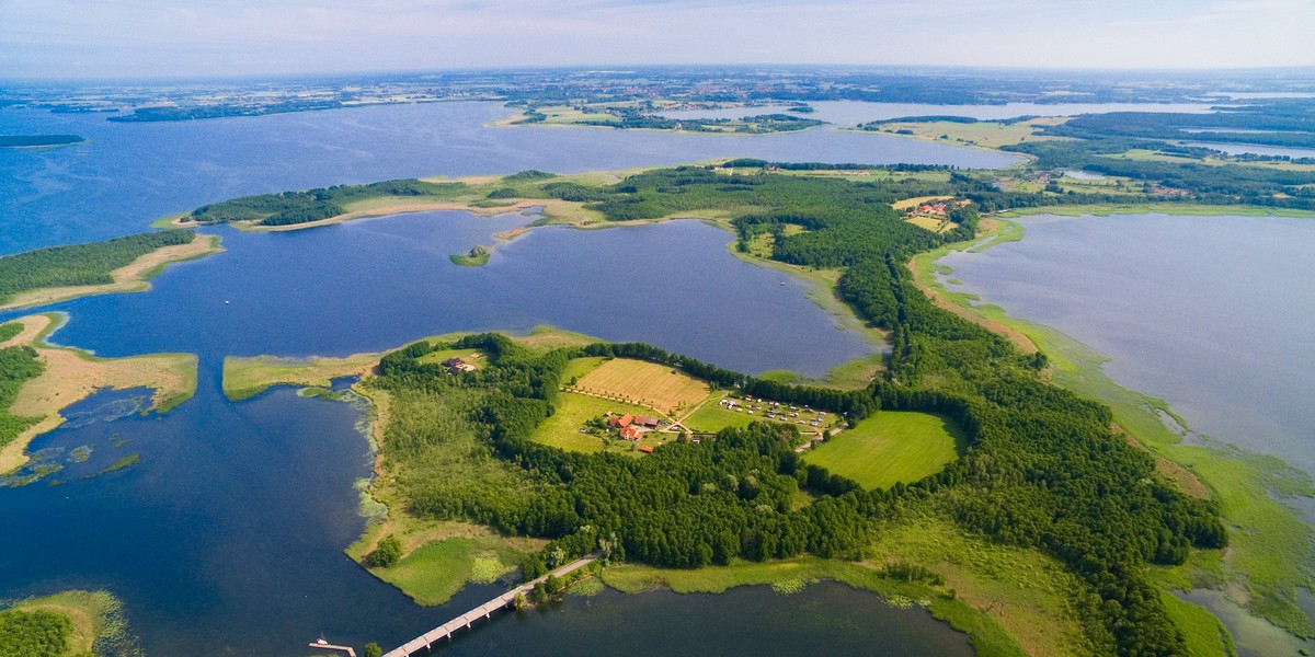 Jezioro Na Wybrzeżu Słowińskim Krzyżówka Jeziora na Mazurach świetne na urlop. Piękna przyroda i ciekawe miejsca