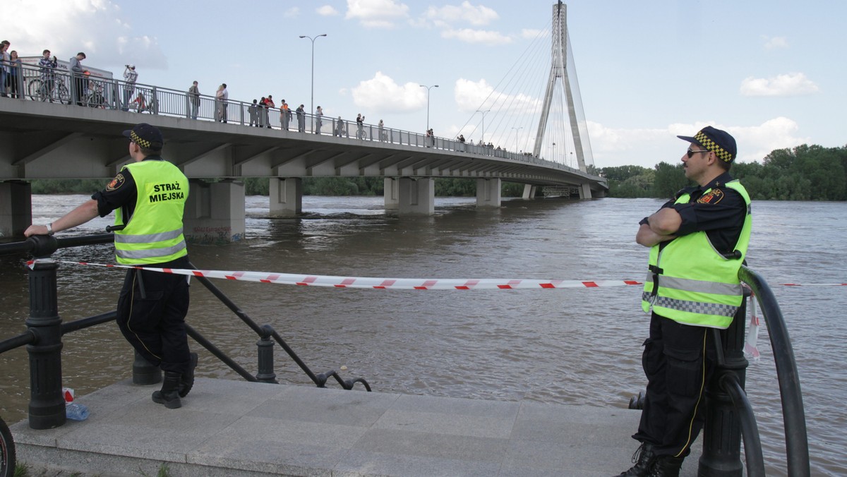 - Najbardziej zagrożone są gminy Gąbin i Słubice. Te miejscowości są i będą zalewane do czwartku. W piątek spodziewamy się, że woda będzie opadać - mówił na konferencji prasowej wojewoda mazowiecki Jacek Kozłowski, podkreślając jednak, że strażacy określają sytuację jako stabilną.