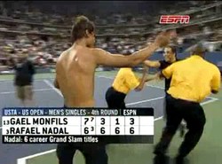 Zobacz, jak kibic ucałował Nadala na korcie