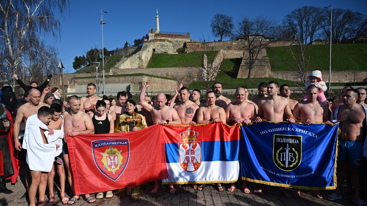 Plivanje za časni krst ispod Beogradske tvrđave