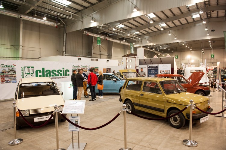 Fiat 126p Combi i beskid na stoisku magazynu 'Auto Świat Classic'