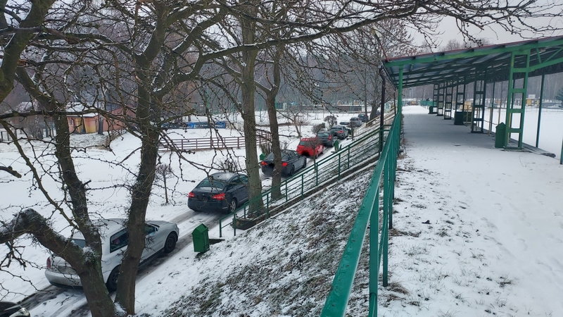 Kolejka przed punktem pobrań