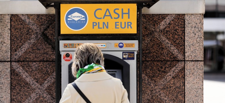 Polacy wypłacają coraz więcej pieniędzy z bankomatów. Co się dzieje?