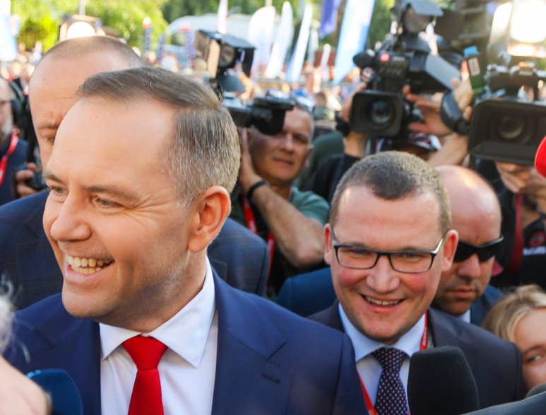 Karol Nawrocki i Paweł Szefernaker w drodze na debatę prezydencką "Super Expressu" 28 kwietnia 2025 r.