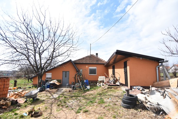 Porodična kuća u Čortanovcima gde su živeli ubica i žrtva