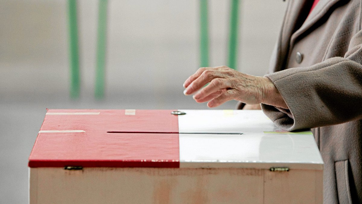 Z powodu zbyt niskiej frekwencji wczorajsze referendum w sprawie odwołania burmistrza Gostynina Włodzimierza Śniecikowskiego jest nieważne – podała dzisiaj delegatura Krajowego Biura Wyborczego w Płocku.