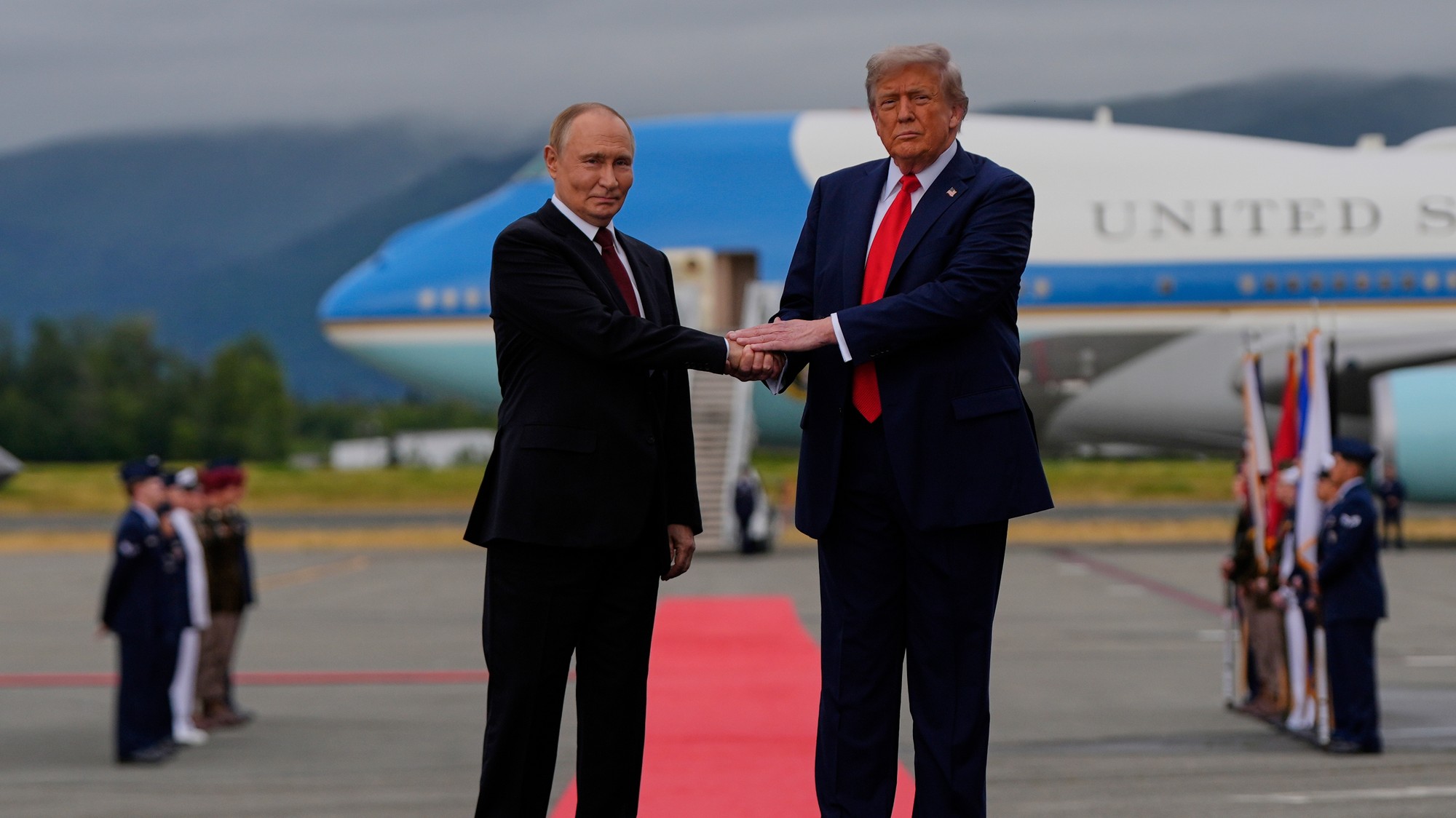 Prezident Donald Trump víta ruského prezidenta Vladimira Putina v piatok 15. augusta 2025 na spoločnej základni Elmendorf-Richardson na Aljaške.