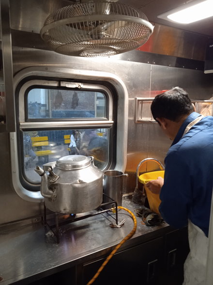 W wagonie 1 klasy Parlour Car znajduje się niewielki aneks kuchenny wielkości przedziału konduktorskiego w pociągach Pendolino Tutaj przyrządzane są na bieżąco posiłki dla podróżnych