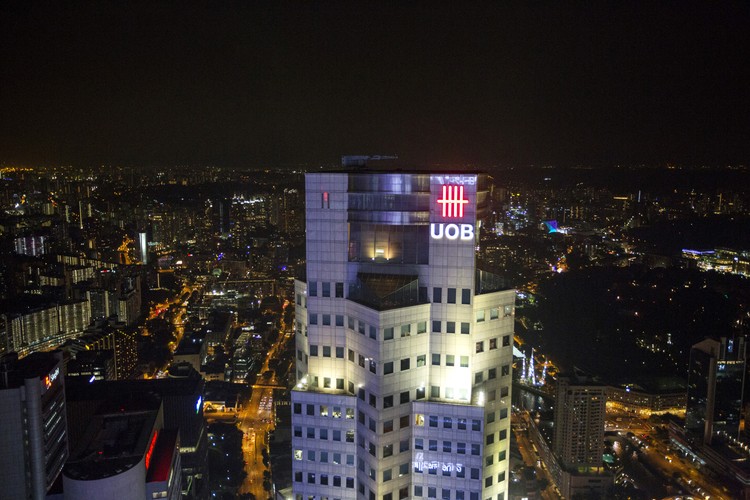 6. United Overseas Bank (Singapur). Wynik ogólny: 21,4. Kapitał Tier 1 do aktywów ważonych ryzykiem: 14,7; Aktywa niepracujące do całości aktywów: 1,1; Rezerwy na straty kredytowe do aktywów niepracujących: 106,7;Depozyty do kredytów: 83,5;Efektywność (koszty do przychodów): 42,8