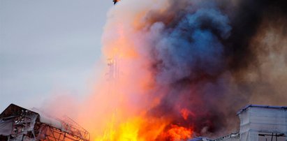 Płonie jeden z najstarszych zabytków w Kopenhadze. Runęła słynna "smocza iglica"