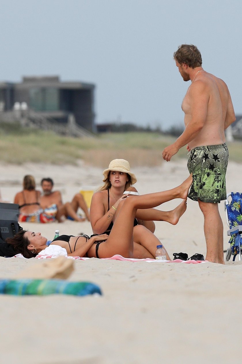 Piękna Emily wdzięczy się na plaży