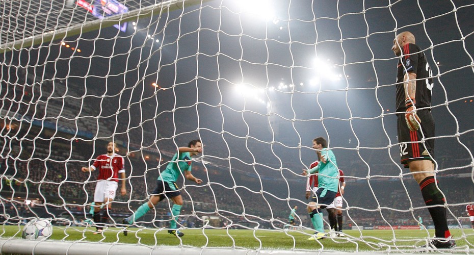 Piłka wpada do siatki po samobójczym golu Marka van Bommela w meczu AC Milan - FC Barcelona z 23.11.2011