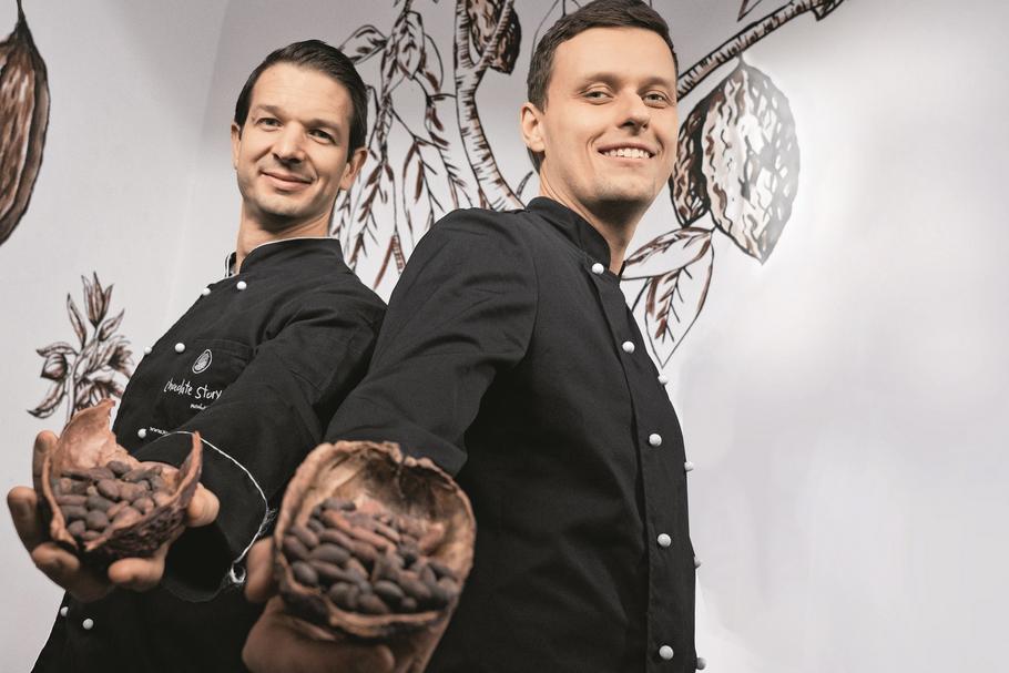 Tomasz Sienkiewicz (z lewej) i Krzysztof Stypułkowski, założyciele Manufaktury Chocolate Story, od lat zarabiają na rzemieślniczej czekoladzie. W środku pandemii tworzą nową markę z wyrobami dla wegan
