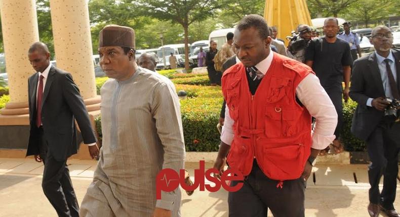 Jide Omokore and EFCC officials arriving the Federal High Court, Abuja (Pulse)