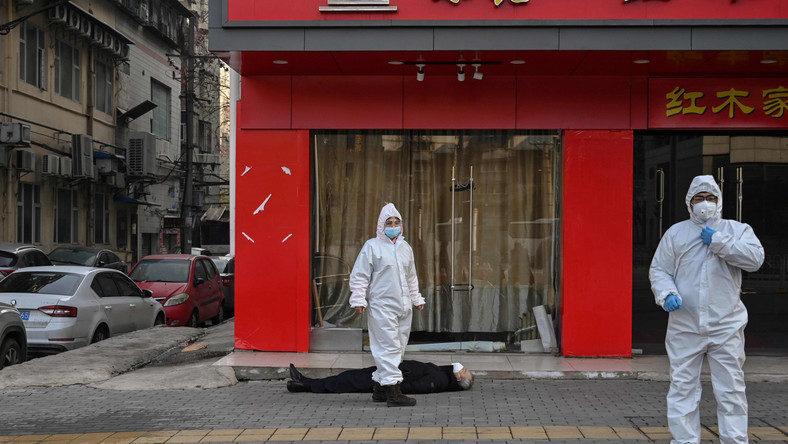 Koronawirus: zdjęcie mężczyzny, leżącego na chodniku w Wuhan