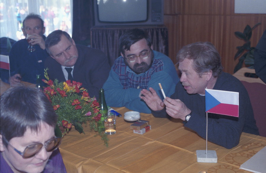 Marzec 1990 r. Spotkanie Lecha Wałęsy z Vaclavem Havlem na Przełęczy Karkonoskiej.