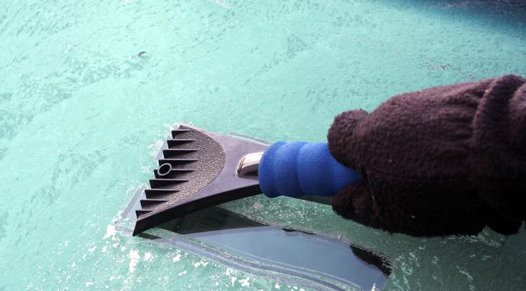 Ezt kell tenni, ha jeges a szélvédő. Fotó: Getty Images