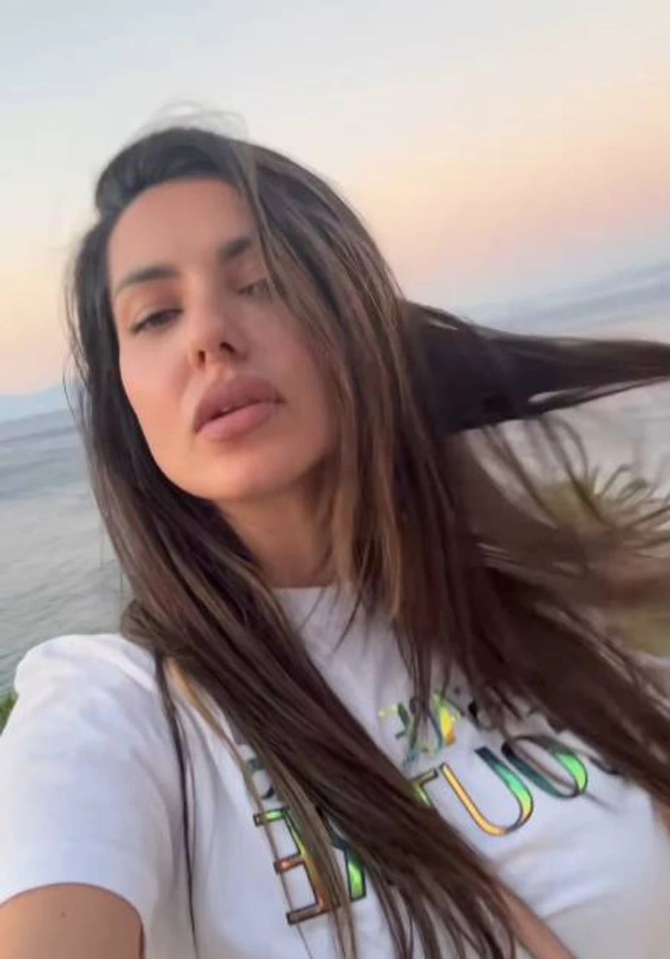 Tanja Savić sa Mukijem i decom na moru