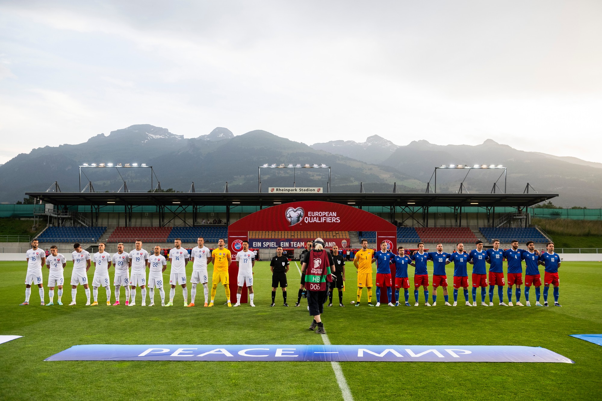 Futbalisti Slovenska (vľavo) a Lichtenštajnska (vpravo) pózujú pred kvalifikačným zápasom.