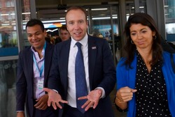 Całował doradczynię, łamiąc restrykcje. Brytyjski minister zdrowia zrezygnował