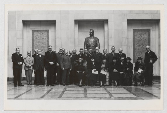 Muzeum Narodowe w Warszawie. Portret zbiorowy grupy osób przybyłych na wystawę "Warszawa wczoraj, dziś, jutro" (13 X 1938 - 30 IV 1939), z prezydentem Warszawy Stefanem Starzyńskim