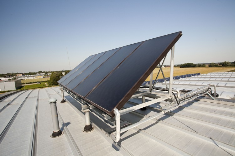 Na dachu umieszczono kolektory słoneczne, z których pozyskiwana jest energia do ogrzewania wody użytkowej. W tych miesiącach, kiedy nasłonecznienie jest duże, pozwala to pokryć blisko 100 proc. dobowego zapotrzebowania na ciepłą wodę