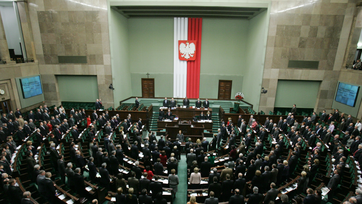 W czasie poselskich wakacji w sali posiedzeń Sejmu przeprowadzono remont, w konsekwencji którego przesunięciu uległa części foteli zajmowanych przez posłów lewicy; zostały one przesunięte o 16 cm bliżej w stronę miejsc zarezerwowanych dla posłów partii prawicowych.