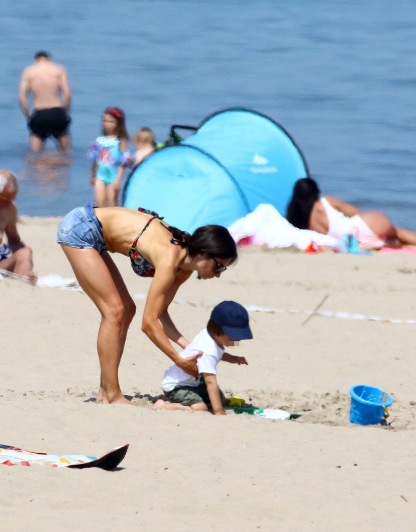 Marta Kaczyńska na plaży w Sopocie