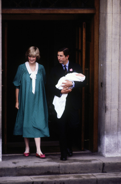 Diana Spencer, książę Karol i mały William przed szpitalem św. Marii