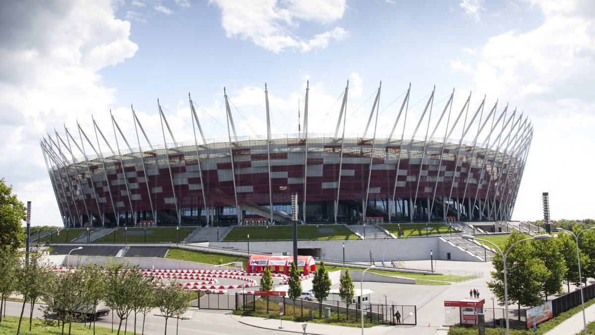 Mecz Polska - Irlandia w ramach ostatniej kolejki grupy D eliminacji mistrzostw Europy odbędzie się przy otwartym dachu Stadionu Narodowego. Taką decyzję podjął w niedzielny poranek delegat UEFA.