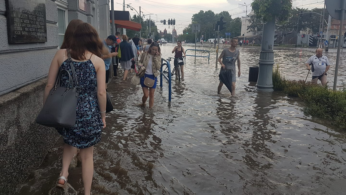 Niektórzy gdańszczanie patrzą na regularne potopy w centrum miasta, żartując, że prezydent Adamowicz zbyt dosłownie pojmuje swoje wyborcze deklaracje o "otwieraniu kolejnych basenów". Inni, którym do śmiechu nie jest, pytają, czy to już zawsze będzie tak wyglądać w Gdańsku, gdy spadnie większy deszcz. Urzędnicy wiedzą, że to gorący temat, a tłumaczenie w stylu: "taki mamy klimat" tutaj nie wystarczy.