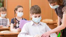 Dzieci w szkołach powinny nosić maseczki - przekonują lekarze