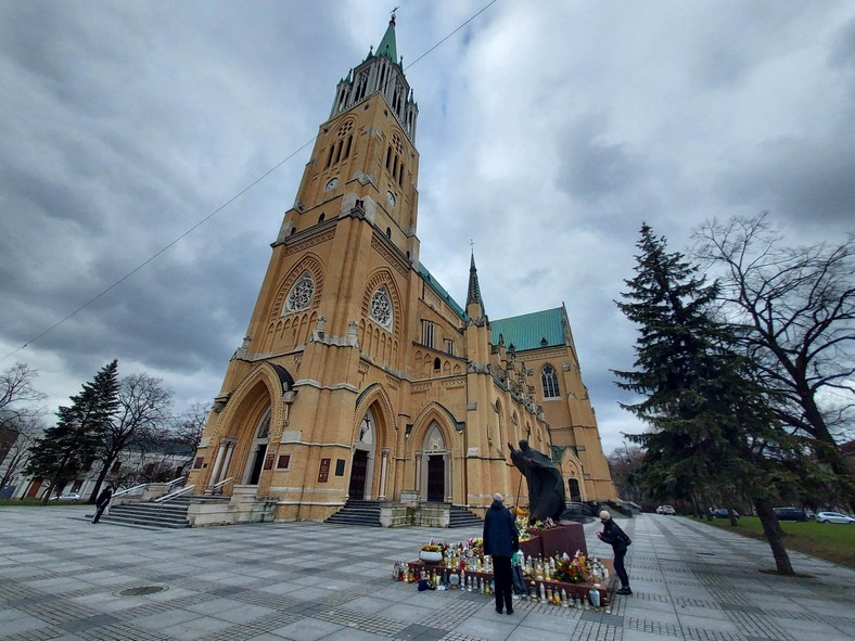 Łódzka archikatedra i pomnik Jana Pawła II we wtorkowy poranek — ponad dwie doby po uszkodzeniu figury