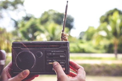 Radio ZET z rekordowo niską słuchalnością. RMF FM ucieka konkurentowi, a Jedynka i Trójka na minusie