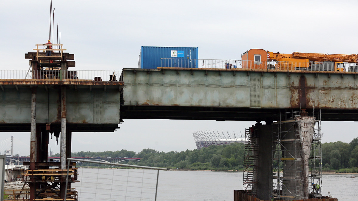 To była trudna i skomplikowana operacja. Budowniczowie naprawiający zniszczony most Łazienkowski odcięli jego 600-tonowy fragment i opuścili go o ponad pięć metrów w dół. Na nim montowana będzie nowa konstrukcja. Mamy film z tego wydarzenia.